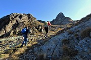 72 Ancora ripida salita con vista sul torrione del Pizzo delle Orobie..